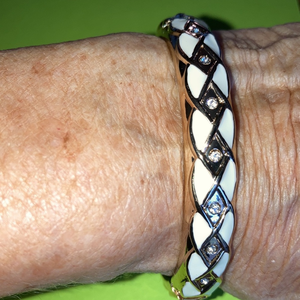 NWOT SEQUIN hinged bracelet, gt w/rhinestones in diamond shapes w/wh enamel $20 - Picture 3 of 5